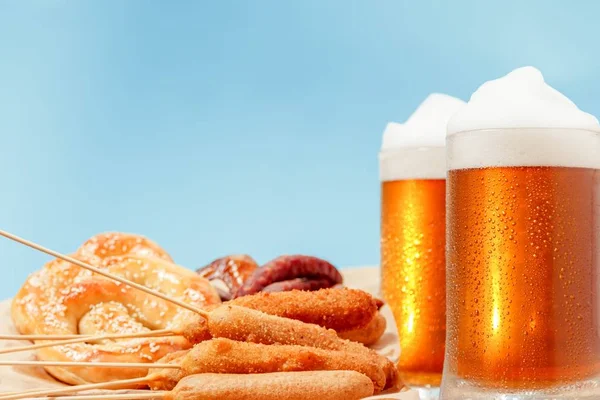 啤酒杯酒精饮料与食品香肠，餐香精. — 图库照片
