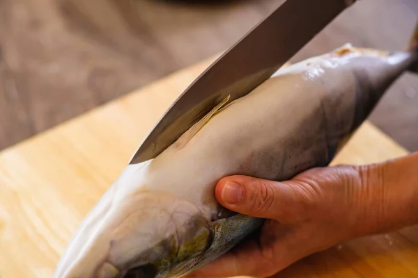 Резание сырой рыбы, тунца, суши . — стоковое фото