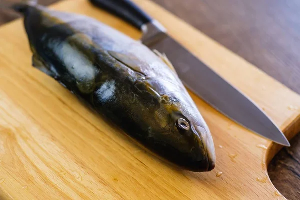 Cortar pescado crudo atún alimentos, mariscos . — Foto de Stock