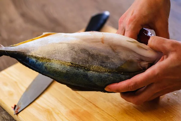 Cortar pescado crudo atún comida, delicioso . — Foto de Stock