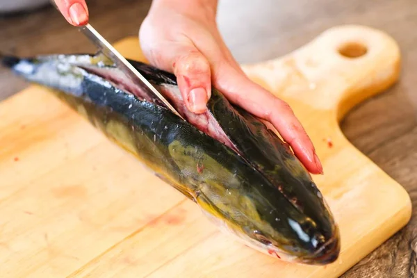 Cortar pescado crudo atún, mariscos frescos . — Foto de Stock