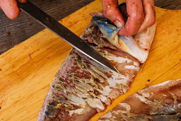 Резание сырой рыбы тунца, нарезка муки . — стоковое фото