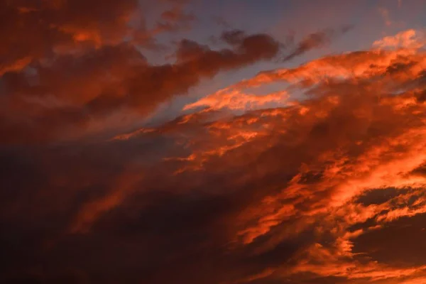 붉은 진홍색 일몰 하늘 오렌지, 구름. — 스톡 사진