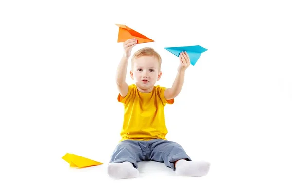 Niño feliz con avión de papel aislado en blanco, joven.Niño feliz con avión de papel aislado en blanco, joven . —  Fotos de Stock