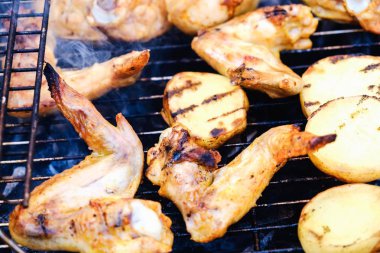 Açık barbekü barbekü barbekü ızgara patates, pişirme.