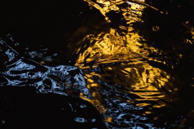 Gece şehir ışık su birikintisi asfalt, mavi.