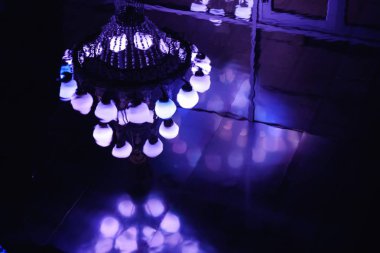 Gece şehir ışık su birikintisi asfalt, yol oto.