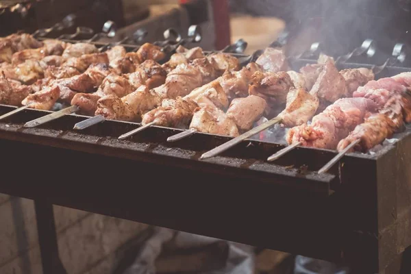 Kebab carne cozinhar alimentos grelhados, carvão . — Fotografia de Stock