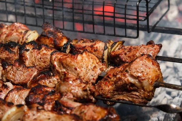 Kebab carne cozinhar alimentos grelhados, fumaça . — Fotografia de Stock