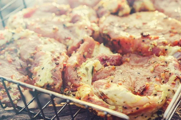 생 고기 쇠고기 스테이크 그릴, 불 조리되지 않은. — 스톡 사진