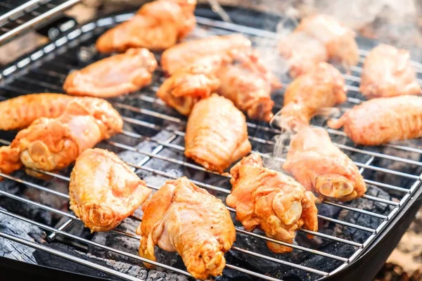 바베큐 닭 날개 굽는 불, 고기. — 스톡 사진