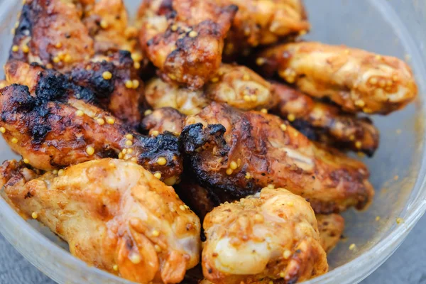 Alitas de pollo a la parrilla en plato . —  Fotos de Stock