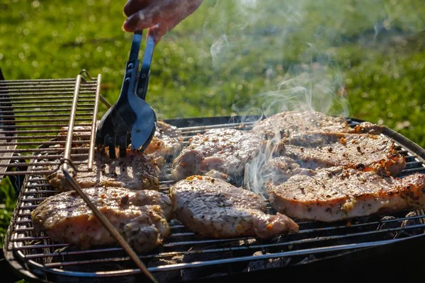 Lato natura Grill grillowanie mięsa, węgle podwórku. — Zdjęcie stockowe