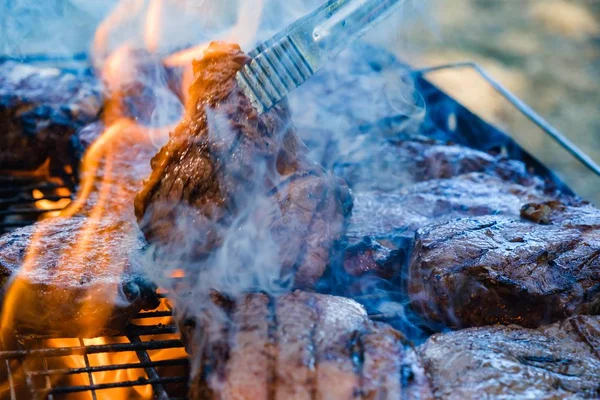 Verano naturaleza parrilla barbacoa carne, carbones de cerdo . — Foto de Stock