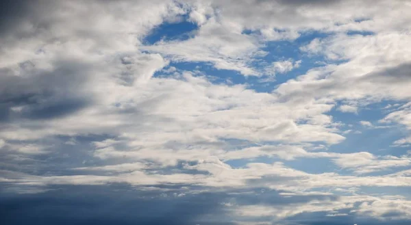 Himmel himmel med dag blå färg för bakgrund, väder vit. — Stockfoto