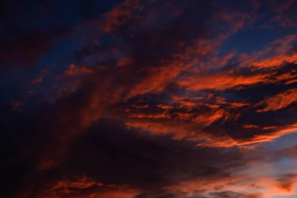 Rojo carmesí puesta del sol cielo naranja, color . —  Fotos de Stock