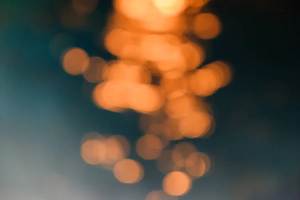 Kabarcık bokeh arka plan ile bir havuzda renkli su dalgalanması. Deniz — Stok fotoğraf