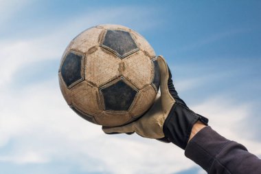 Kaleci topu yakalıyor