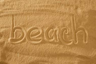 Word plaj kum güneş karşı. tatil kavramı sembolü.