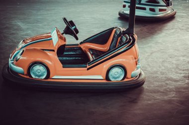 Autodrom turistik eğlence parkı içinde renkli elektrik Çarpışan arabalar