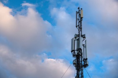 Hücresel anten. Mavi gökyüzü ile cep telefonu iletişim kulesi