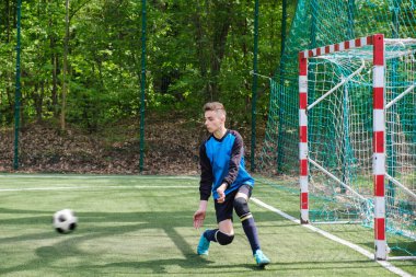 Kaleci topu yakalar. Stadyum kaleci spor zemin oyna, çim futbol kaleci adam, outdoorsc OMPETITION,