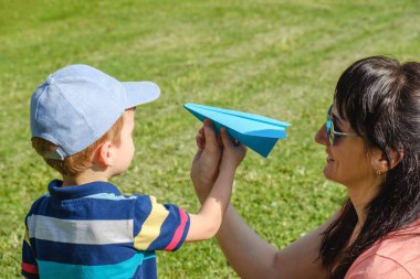çocuk çocuk mutlu çocuk uçak. sevinç açık havada.