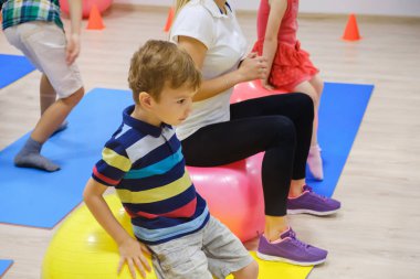 Top, fitness salonu ile Happy sportif çocuk egzersiz grubu.