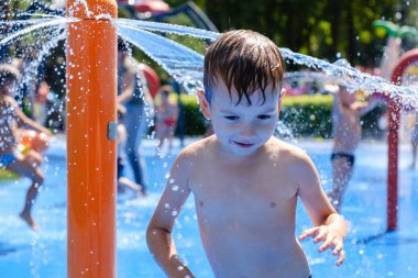 Su yaz çocuk eğlenceli çeşme, sevinç çocukluk.