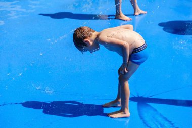 Su yaz çocuk eğlenceli çeşme, sıcak.
