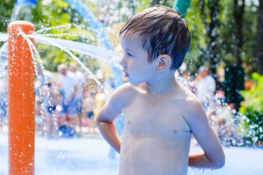 Su yaz çocuk eğlenceli çeşme, açık ıslak.