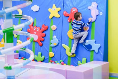 küçük çocuk bir kaya duvarı kapalı oyun tırmanma