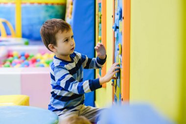 Kapalı eğlence parkında oyun alanı, çocuklar.