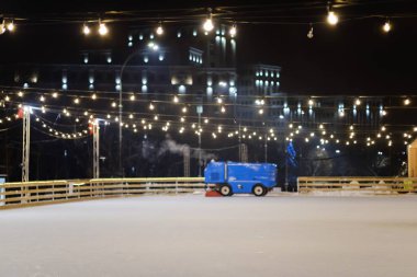 Resurfacer makine stadyumda buz seviyeleri. Yenilemek