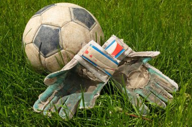 Top kaleci spor ve futbol çimenlerin üzerinde.