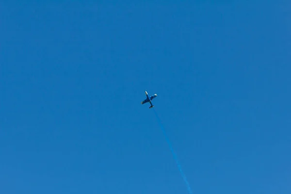 在蓝天中, 飞机后面的落日突出了冷凝痕迹。冷凝跟踪过时的倒置跟踪 — 图库照片