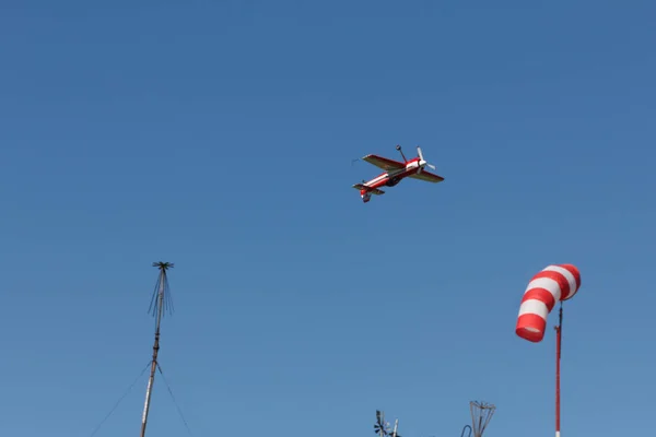 結露トレースが青い空に飛行機の後ろに夕日で強調表示されます。結露は古い反転トレイルを追跡します。 — ストック写真