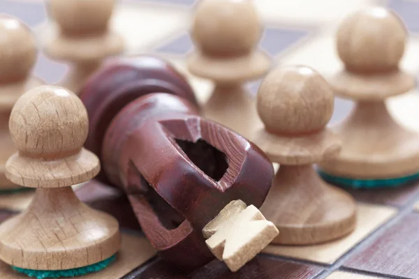Üzleti koncepció győzelem vagy vereség, sakktábla és a király és a gyalogok. — Stock Fotó