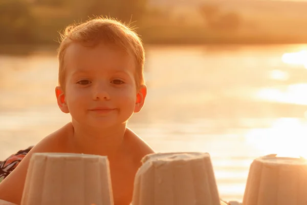 Schattig klein kind spelen met zand op strand — Stockfoto