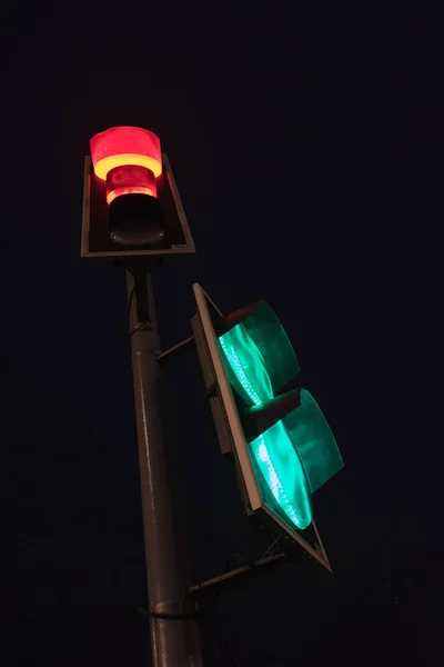 Semáforo com luz verde e seguro para mover . — Fotografia de Stock