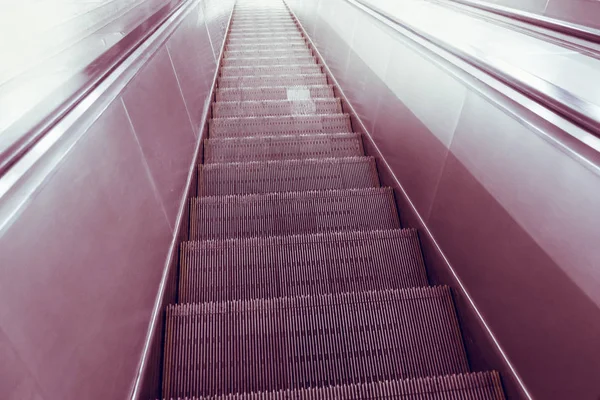 Rolltreppen auf und ab in öffentlichen Gebäuden oder U-Bahnen — Stockfoto