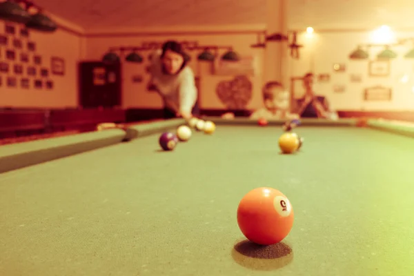 Jovem joga bilhar. passatempos prediletos — Fotografia de Stock