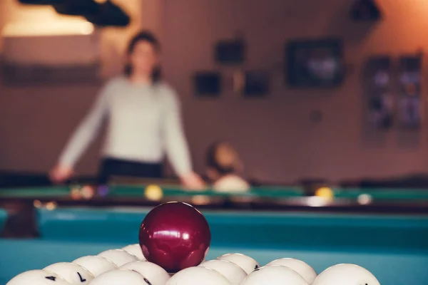 Tavolo da biliardo donna e biliardo con palline — Foto Stock