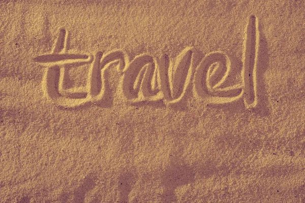 Kum Beach ile dalga arka plan üzerinde yazılı kelimeler seyahat — Stok fotoğraf
