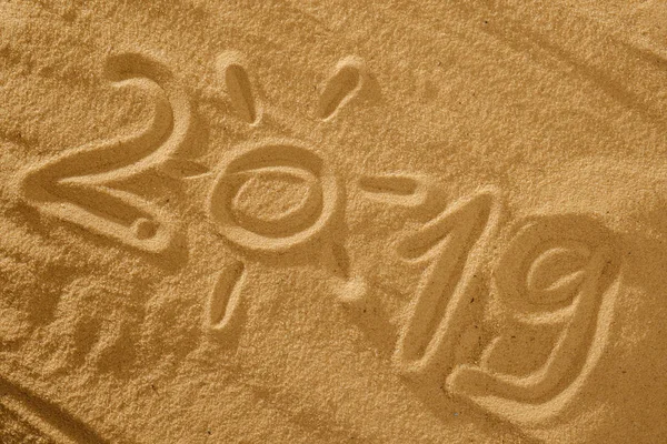 Sun v roce 2019 roku na písku na plážové dovolené koncept — Stock fotografie