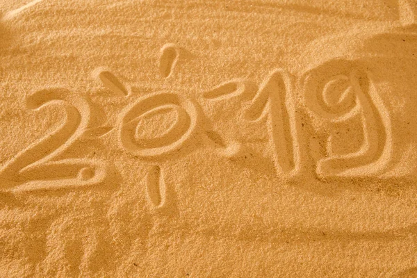 Sun v roce 2019 roku na písku na plážové dovolené koncept — Stock fotografie