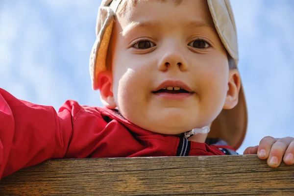 Niño caucásico feliz con gorra en el cielo azul —  Fotos de Stock