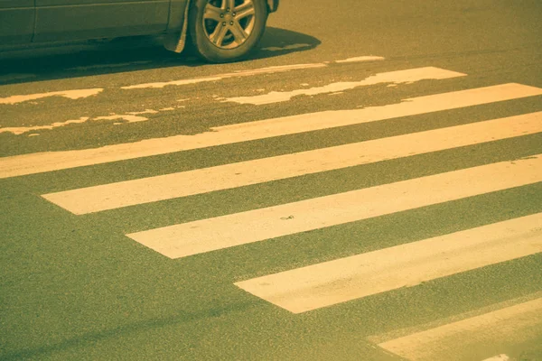 Nikt na przejściu dla pieszych, czarno-białe Crosswalk asfaltu streszczenie tło — Zdjęcie stockowe