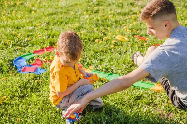 Familie Gras Boy Brother Park. Glücklicher Sommer. — Stockfoto