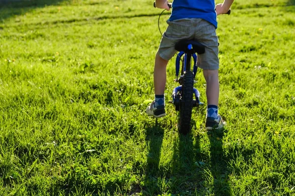 Bicicleta niño verano bicicleta niño. actividad . — Foto de Stock